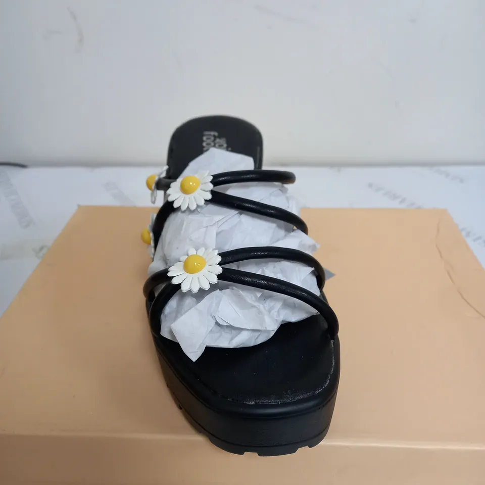 BRAND NEW BOXED PAIR OF KOI VEGAN LEATHER BLOOMING DAISY OASIS STRAPPY SLIDERS IN BLACK UK SIZE 4