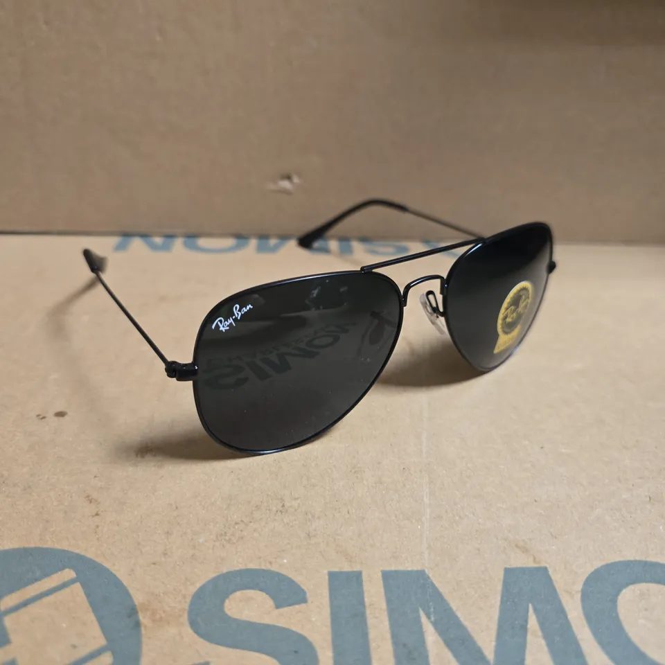 BOXED RAY-BAN AVIATOR SUNGLASSES