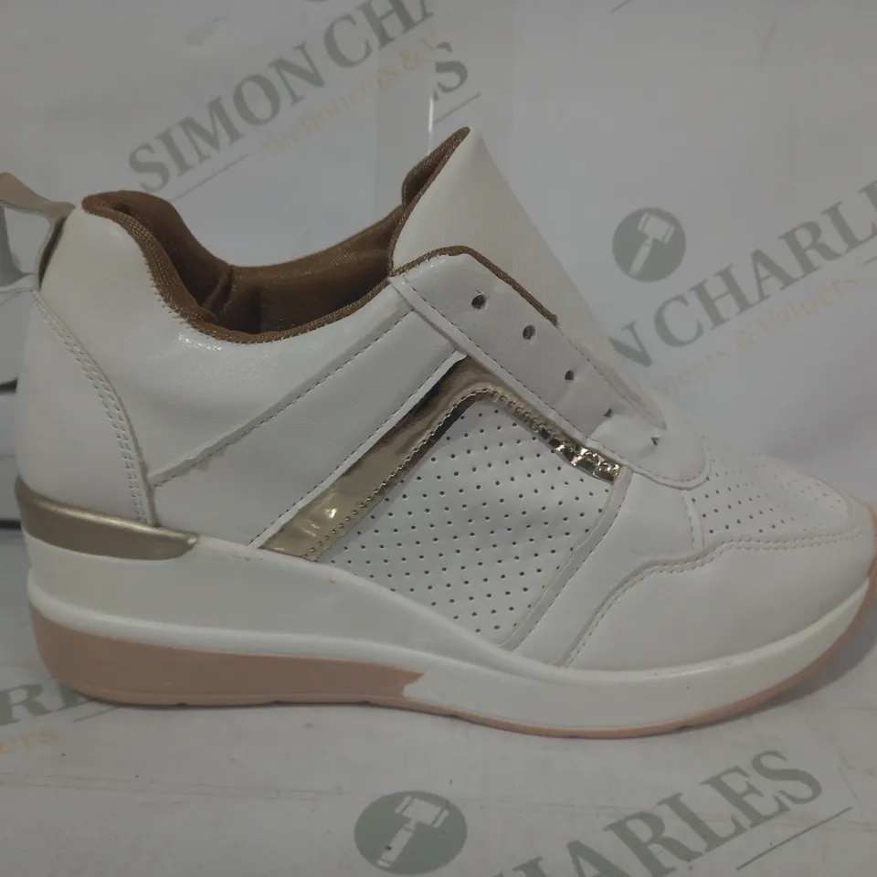 PAIR OF DESIGNER TRAINERS IN WHITE/METALLIC GOLD SIZE UNSPECIFIED