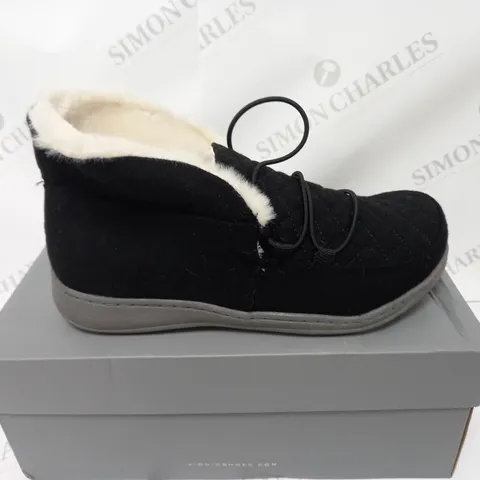 BOXED PAIR OF VIONIC BELIEVE SLIPPERS IN BLACK SIZE 5