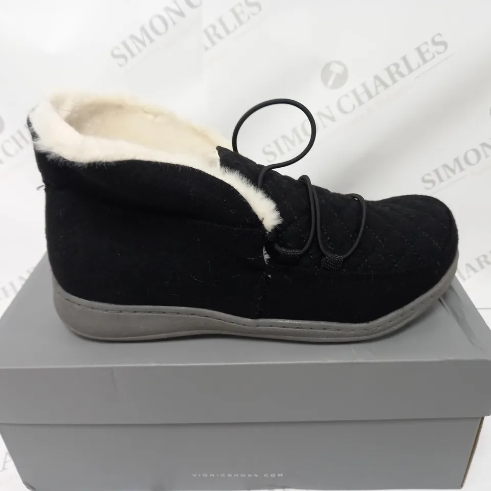 BOXED PAIR OF VIONIC BELIEVE SLIPPERS IN BLACK SIZE 5
