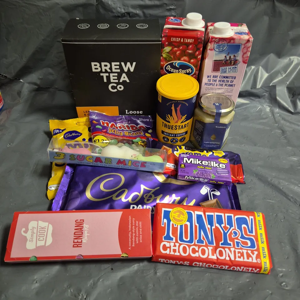 APPROXIMATELY 15 ASSORTED FOOD AND DRINK PRODUCTS TO INCLUDE - BREW TEA LEMON & GINGER LOOSE LEAF TEA - CADBURY DAIRY MILK CHOCOLATE - MINI EGGS - ETC