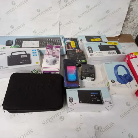 LOT OF APPROXIMATELY 10 ASSORTED ELECTRICAL ITEMS TO INCLUDE PORTABLE RADIO, WIRELESS KEYBOARD AND MOUSE, AND HALOGO RING LIGHT ETC.