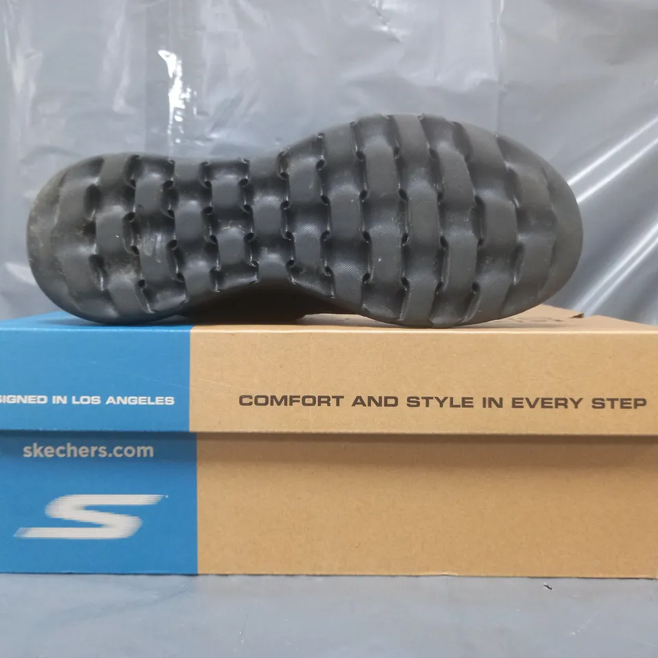 BOXED PAIR OF SKECHERS BOOTS IN BLACK SIZE 6.5