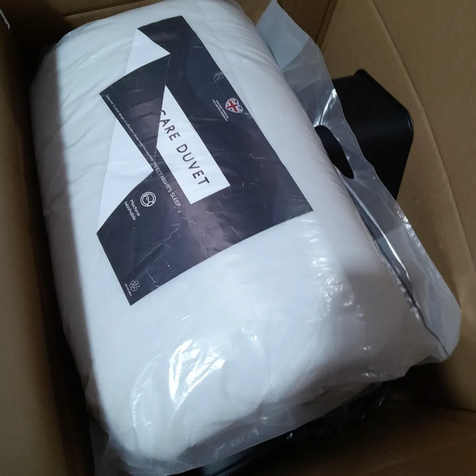 BOX OF APPROXIMATELY 10 ASSORTED ITEMS TO INCLUDE DOUBLE DUVET, PLANT POT, DISABLED BADGE ETC