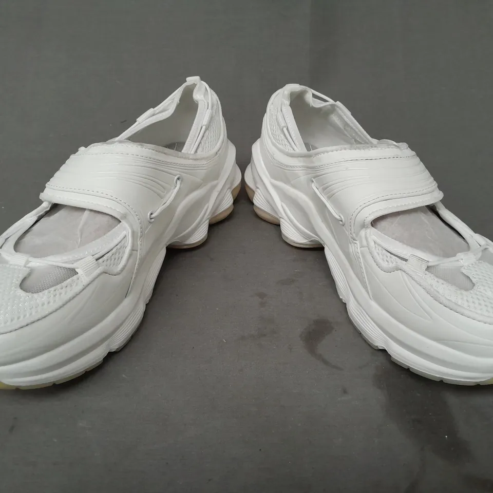 PAIR OF BERSHKA SHOES IN WHITE EU SIZE 40