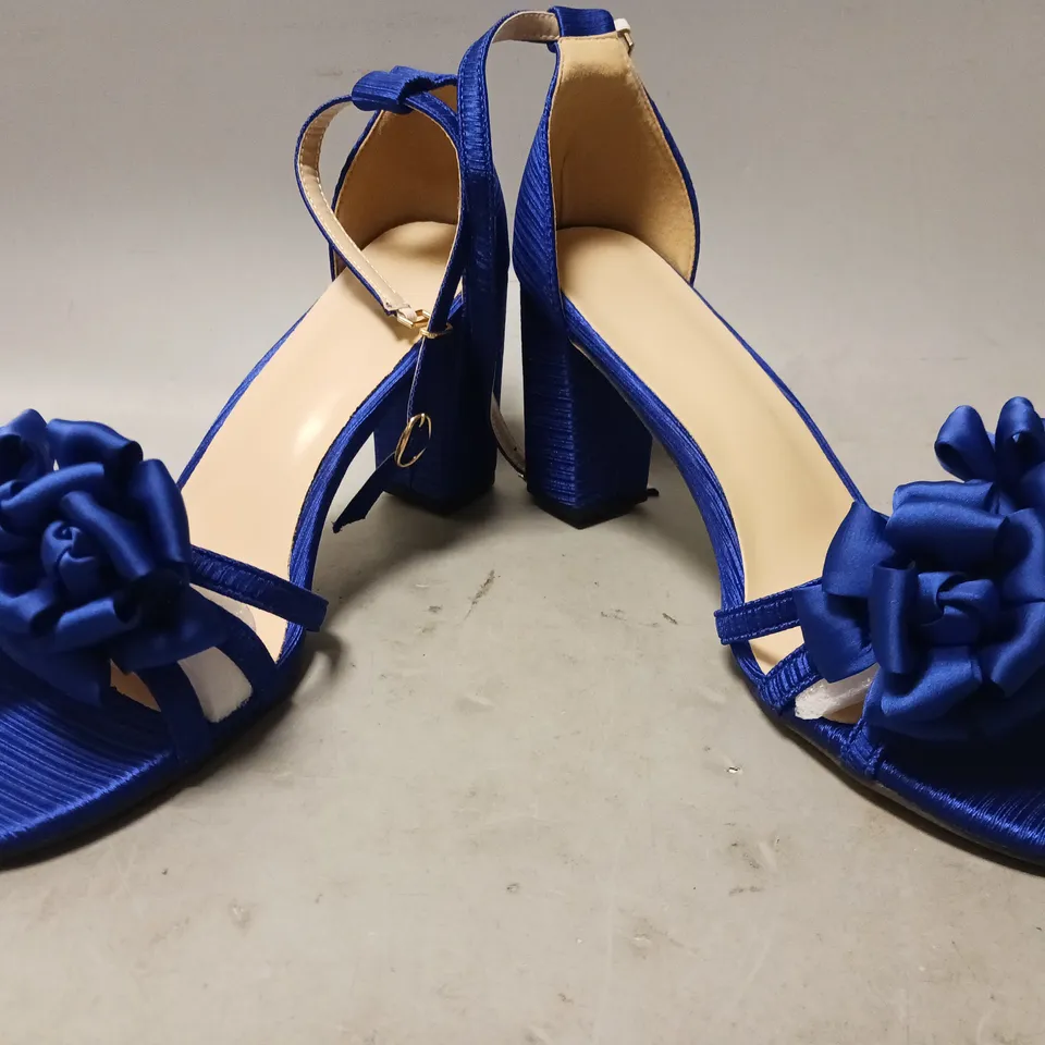 BOXED PAIR OF DESIGNER OPEN TOE BLOCK HEEL SANDALS IN SAPPHIRE BLUE W. BOW DETAIL EU SIZE 42