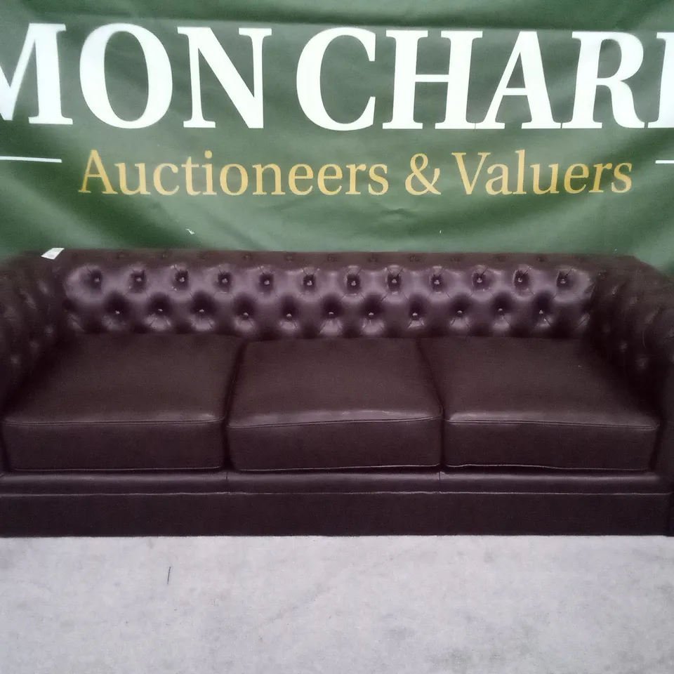 QUALITY DESIGNER HAMPTON 3 SEATER CHESTERFIELD SOFA - ANTIQUE CHESTNUT FAUX LEATHER (BROKEN FRAME)