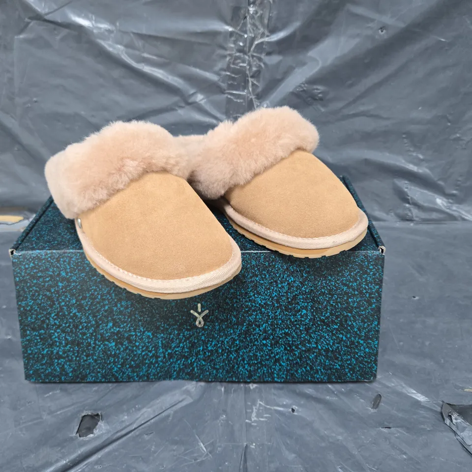 boxed pair of emu Australia in brown size uk 6