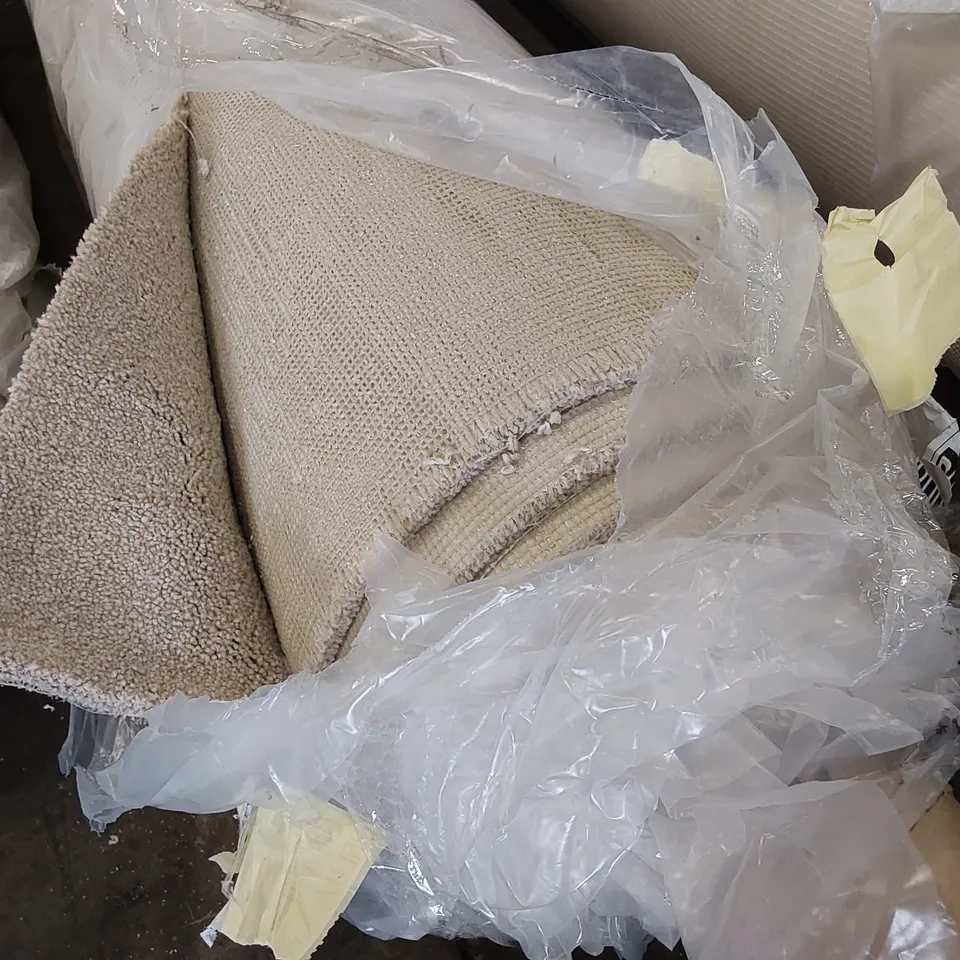 ROLL OF QUALITY STS HERITAGE LUXURY AB CARPET // SIZE: APPROX 5 X 4.4m