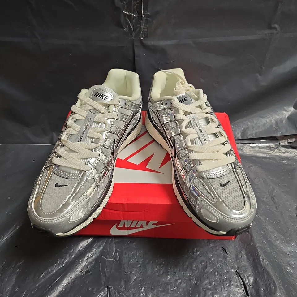NIKE P-6000 METALLIC SILVER TRAINERS - UK 8.5 (US 9.5)