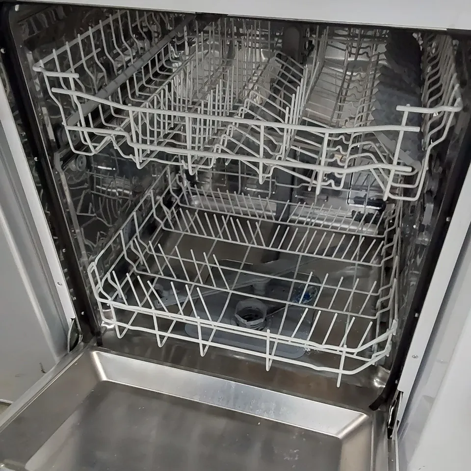 SWAN WHITE FULL SIZE FREESTANDING DISHWASHER SDW2025W