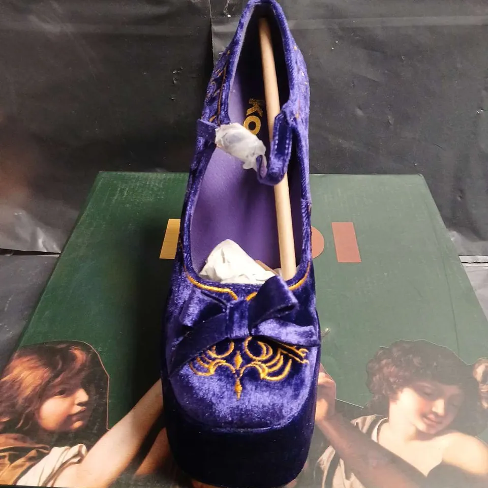 BOXED PAIR OF KOI PURPLE VELVET PLATFORM HEELS WITH GOLD EMBROIDERY & BOW – UK SIZE 3 
