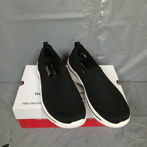 BOXED PAIR OF SKECHERS ARCH TRAINERS - UK SIZE 7