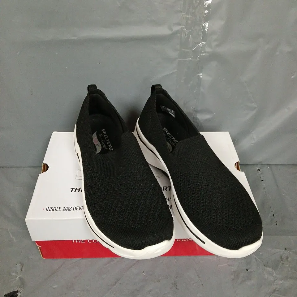 BOXED PAIR OF SKECHERS ARCH TRAINERS - UK SIZE 7
