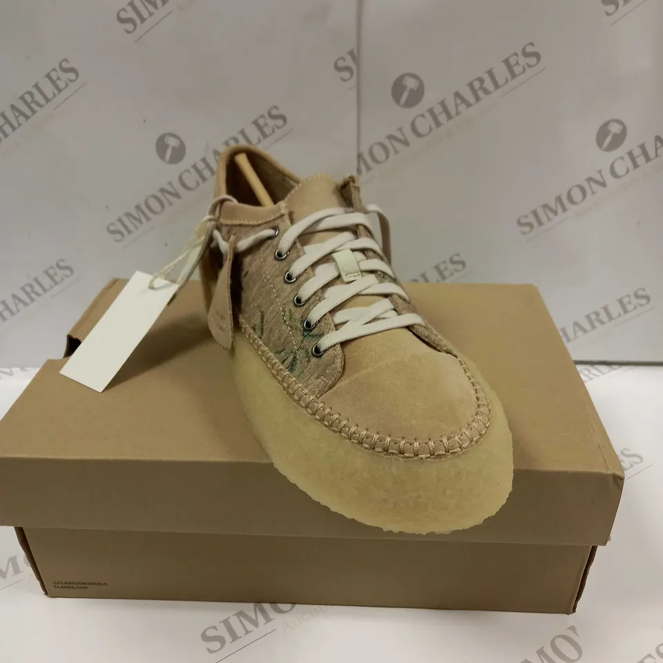 BOXED PAIR OF CLARKS ORIGINALS CARAVAN LOW SHOES UK SIZE 8 