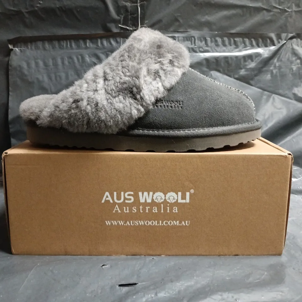 BOXED PAIR OF AUS WOOLI SYDNEY SLIPPERS IN GREY SIZE UK 7