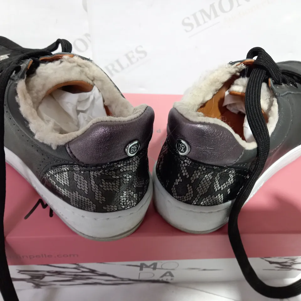 BOXED PAIR OF MODA PEWTER TRAINER - SIZE 5