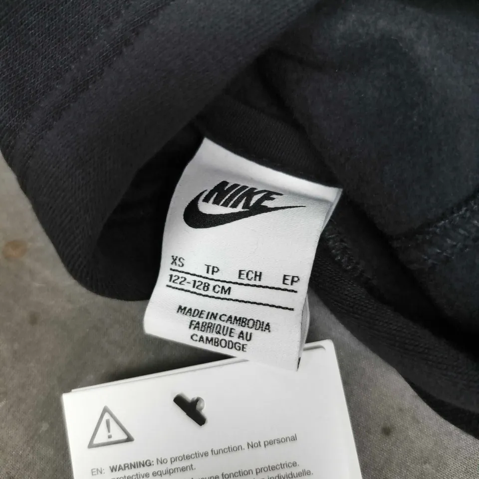 NIKE KIDS HOODIE IN BLACK - XS