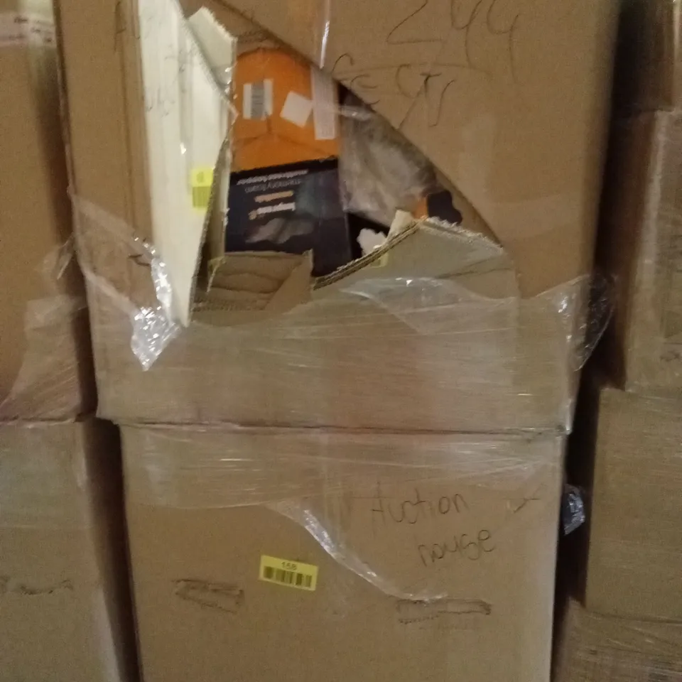 PALLET CONTAINING A LARGE QUANTITY OF BEDDING PRODUCTS