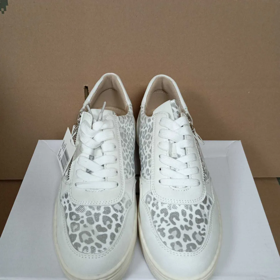 BOXED PAIR OF SHOES BY EMMA OSPREY WHITE SNEAKERS – UK 5