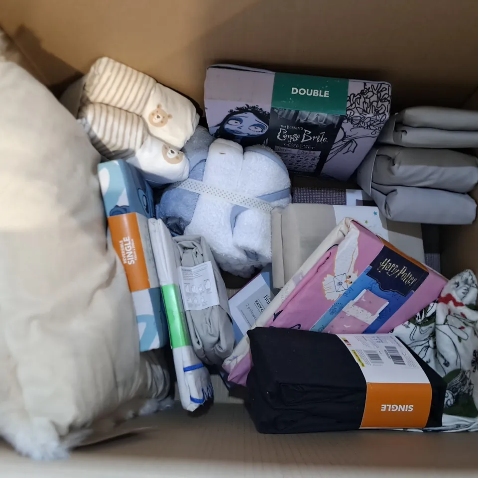 LOT OF APPROXIMATELY 22 ASSORTED BEDDING AND SOFT FURNISHING ITEMS TO INCLUDE THROWS, DUVETS AND SHEETS