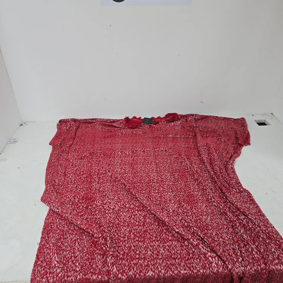 BOX OF APPROXIMATELY 30 ASSORTED CLOTHING TO INCLUDE: TAMSY BLOUSE