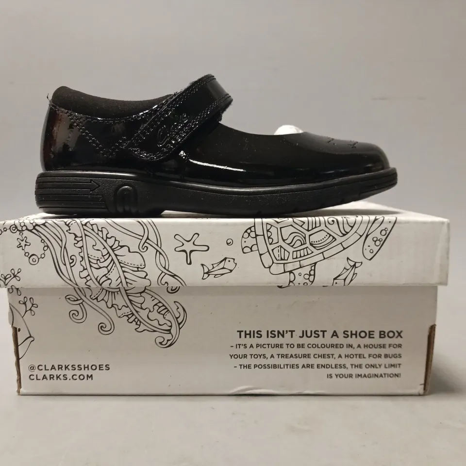 BOXED PAIR OF CLARKS JAZZY JIG KIDS SHOES IN GLOSSY BLACK UK SIZE 9