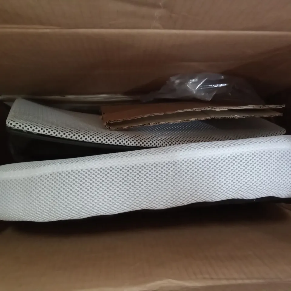 BOXED ERGONOMIC MESH DESK CHAIR WHITE