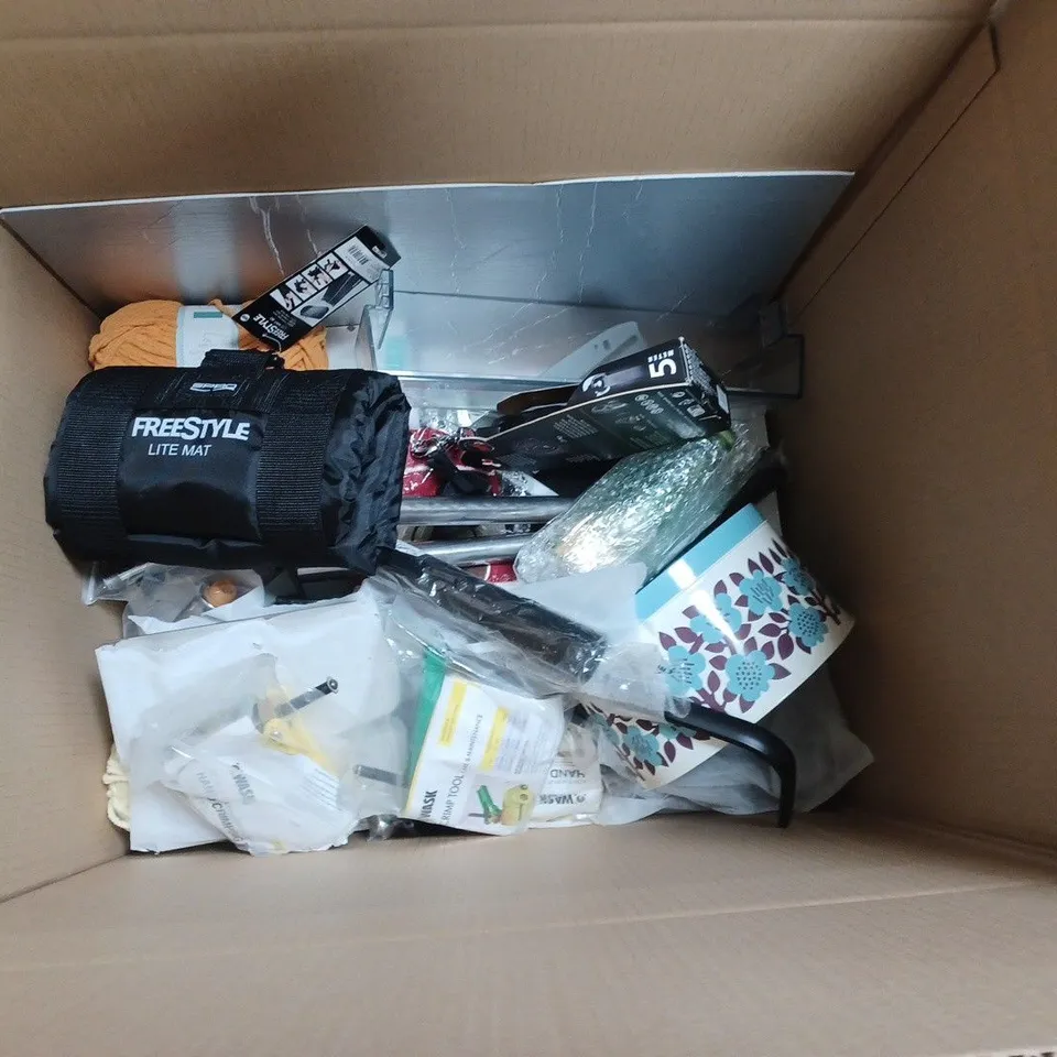APPROXIMATELY 20 ASSORTED HOUSEHOLD ITEMS TO INCLUDE EXTENDABLE DOG LEAD, CRIMPING TOOL ETC