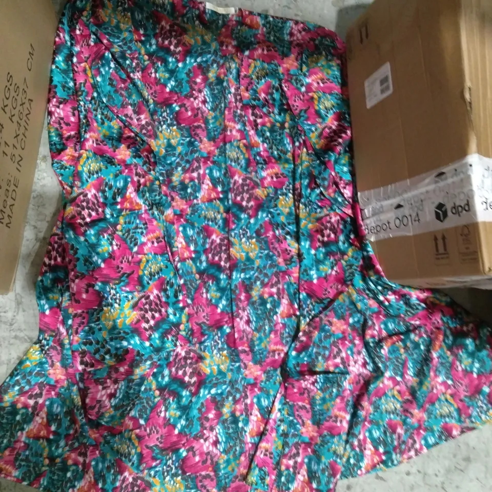 APPROXIMATELY 30 MALUSSA SHAWLS