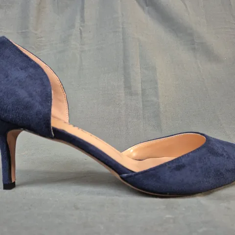 BOXED PAIR OF POINTED TOE HEELED SHOES IN NAVY EU SIZE 42.5