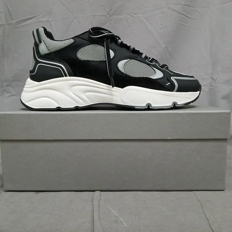 BOXED PAIR OF CLEENS PULSE RUNNER TRAINERS IN GRAPHITE SIZE UK 7.5