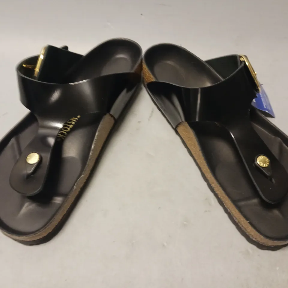 BOXED PAIR OF BIRKENSTOCK GIZEH BIG BUCKLE TOE-POST FOOTBED SANDALS IN BLACK UK SIZE 9