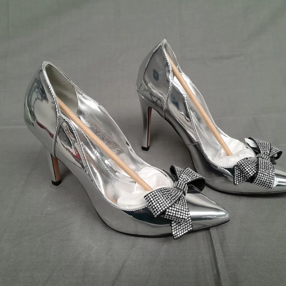 BOXED PAIR OF TED BAKER LONDON ORLILA SILVER JEWELLED HEELS SIZE UK 4 