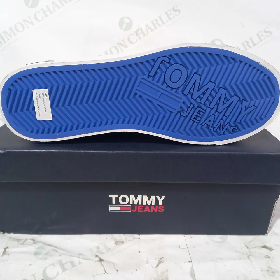 BOXED PAIR OF TOMMY JEANS LACE UP SHOES IN WHITE/BLUE UK SIZE 7