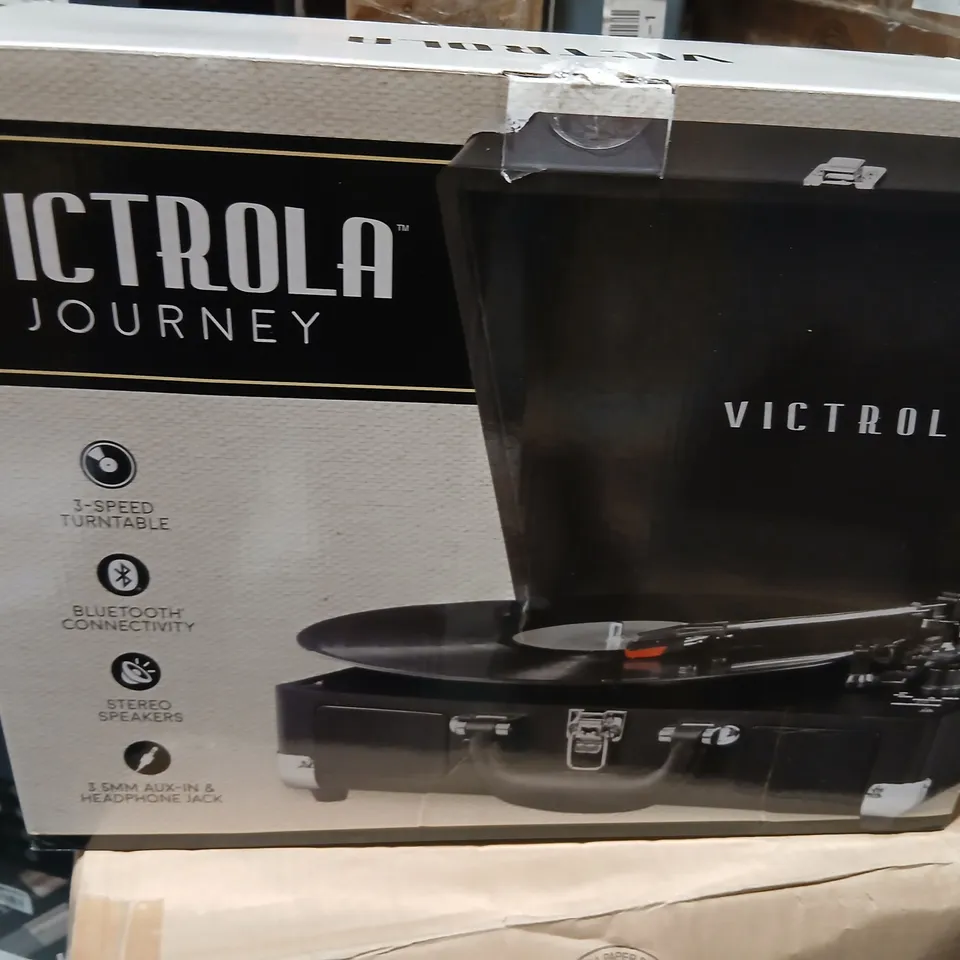BOXED VICTROLA JOURNEY TURNTABLE WITH BUILT-IN SPEAKERS – BLUETOOTH, 3-SPEED.