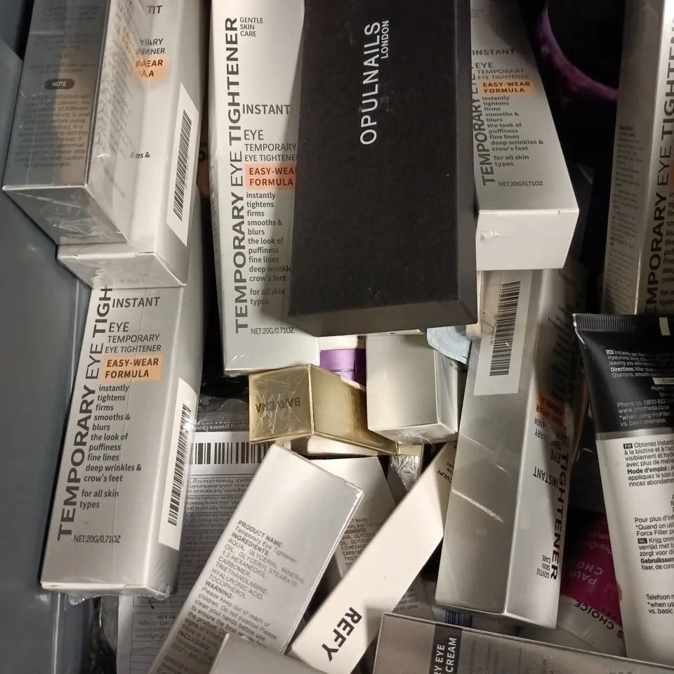 APPROXIMATELY 15 ASSORTED HEALTH & BEAUTY PRODUCTS TO INCLUDE LUSH SHAMPOO, FACE MASSAGER, BEAUTY DRAWERS ETC 