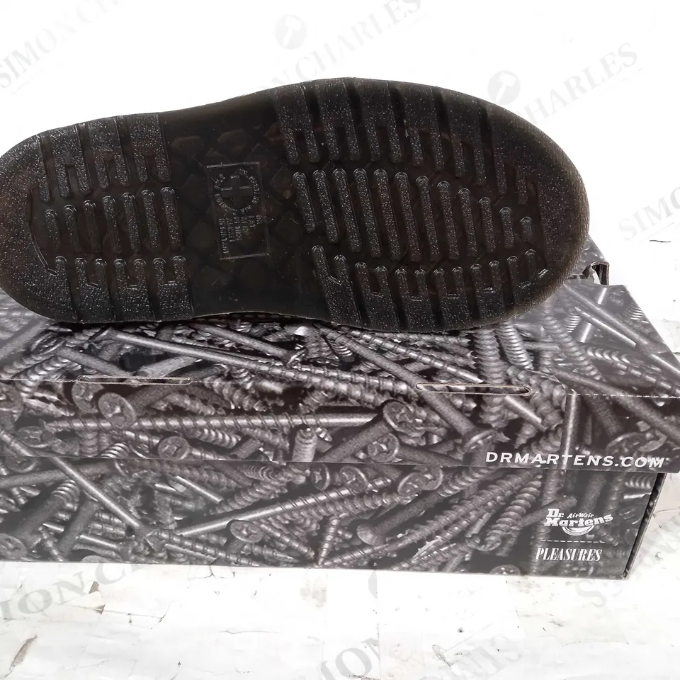 BOXED PAIR OF DR MARTENS JORGE PLEASURES IN BLACK UK SIZE 6.5