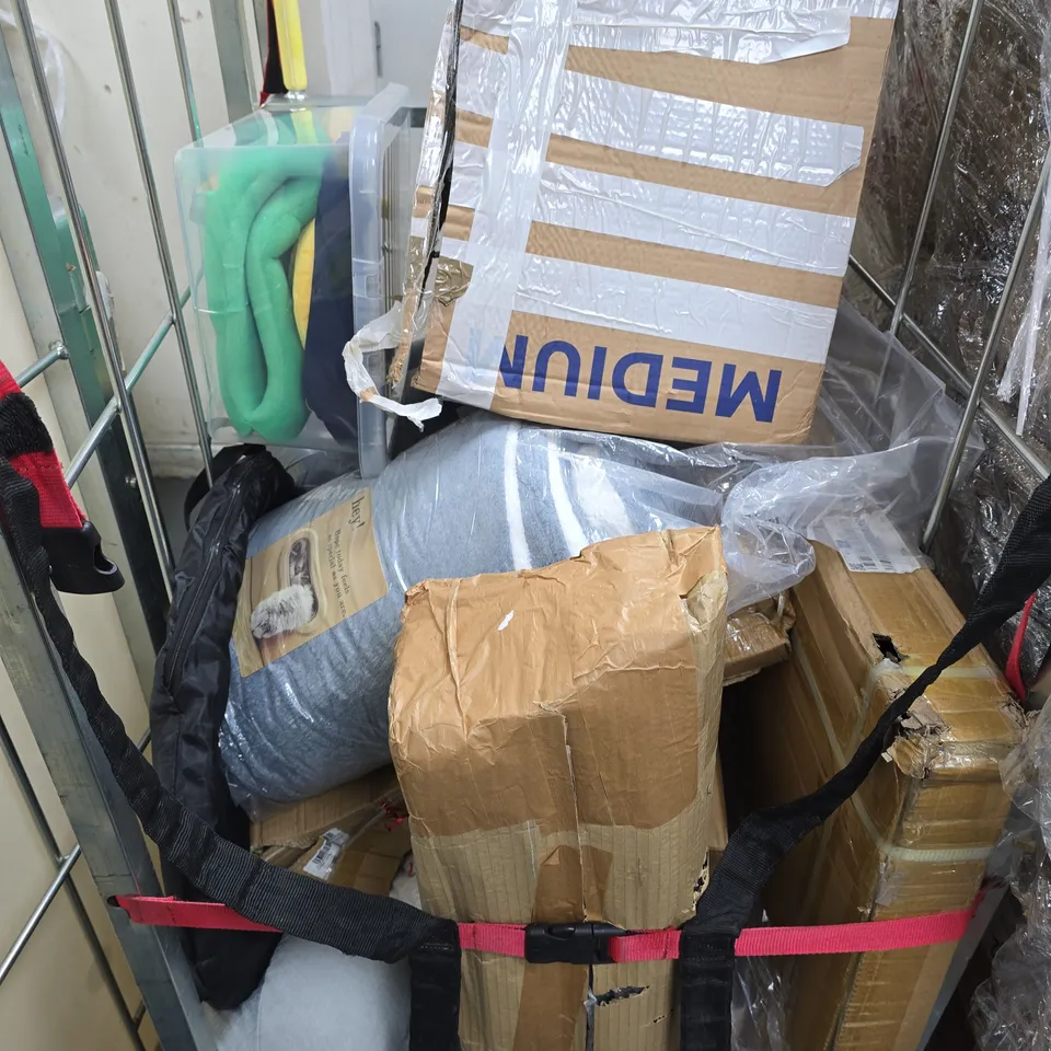 APPROXIMATELY 10 ASSORTED HOUSEHOLD PRODUCTS TO INCLUDE STORAGE BOX, THROW, PILLOWS ETC 