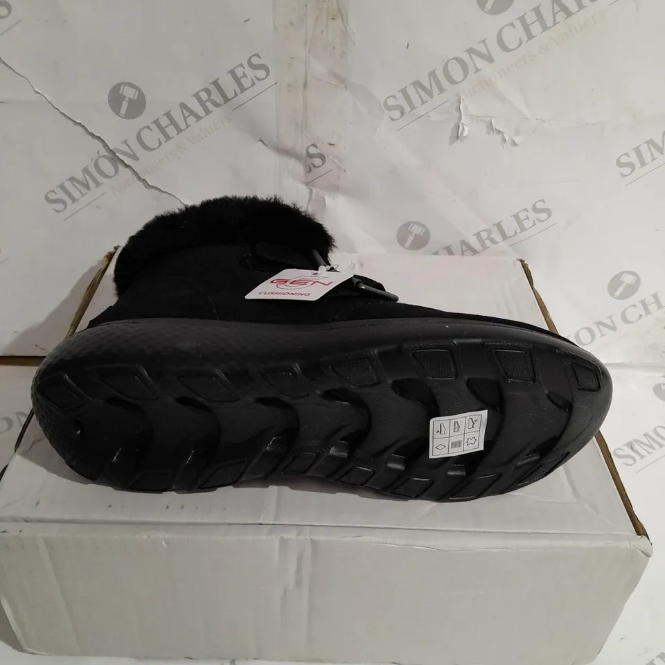BOXED SKECHERS WINTER ON THE GO FAUX FUR TRIM BOOTS, BLACK - SIZE 4