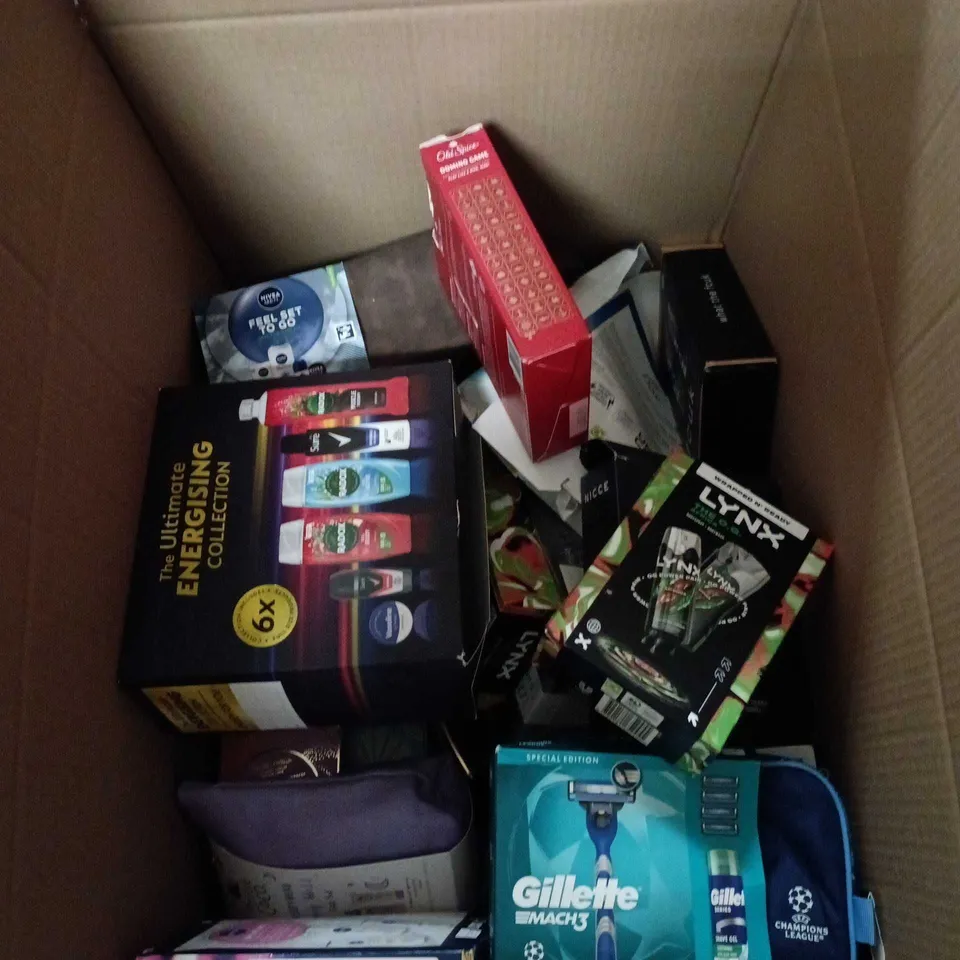 BOX OF APPROXIMATELY 18 ASSORTED COSMETIC SETS TO INCLUDE OLD SPICE, LYNX, NICCE, FCUK ETC