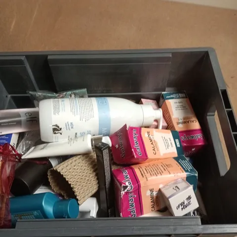 BOX OF APPROXIMATELY 10 ASSORTED BEAUTY PRODUCTS INCLUDING KIKO EYEHSADOW STICK, MOOGOO MILK SHAMPOO AND MEDIKS MOISTURISER