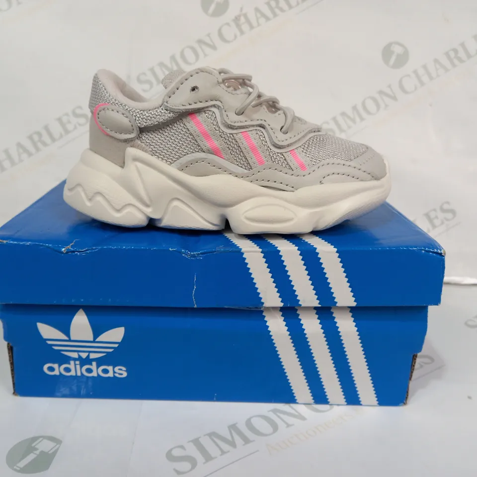 BOXED PAIR OF ADIDAS OZWEEGO EL I KIDS SHOES IN GREY/PINK UK SIZE 7