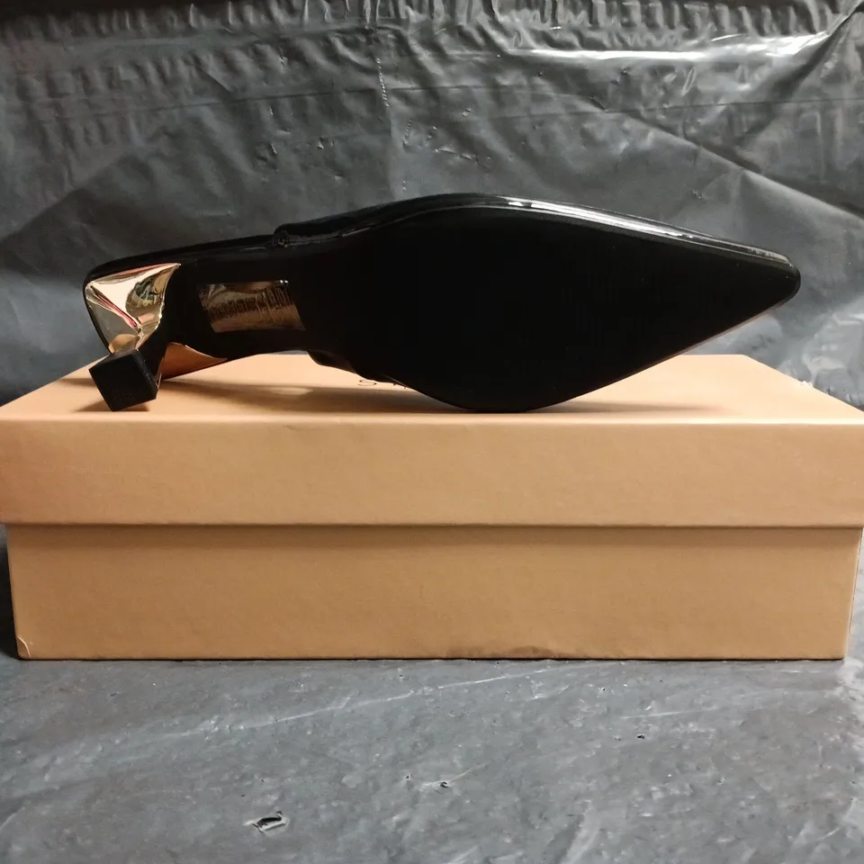 BOXED PAIR OF SIMMI LONDON POINTED TOE LOW HEEL SHOES IN GLOSSY BLACK SIZE 4