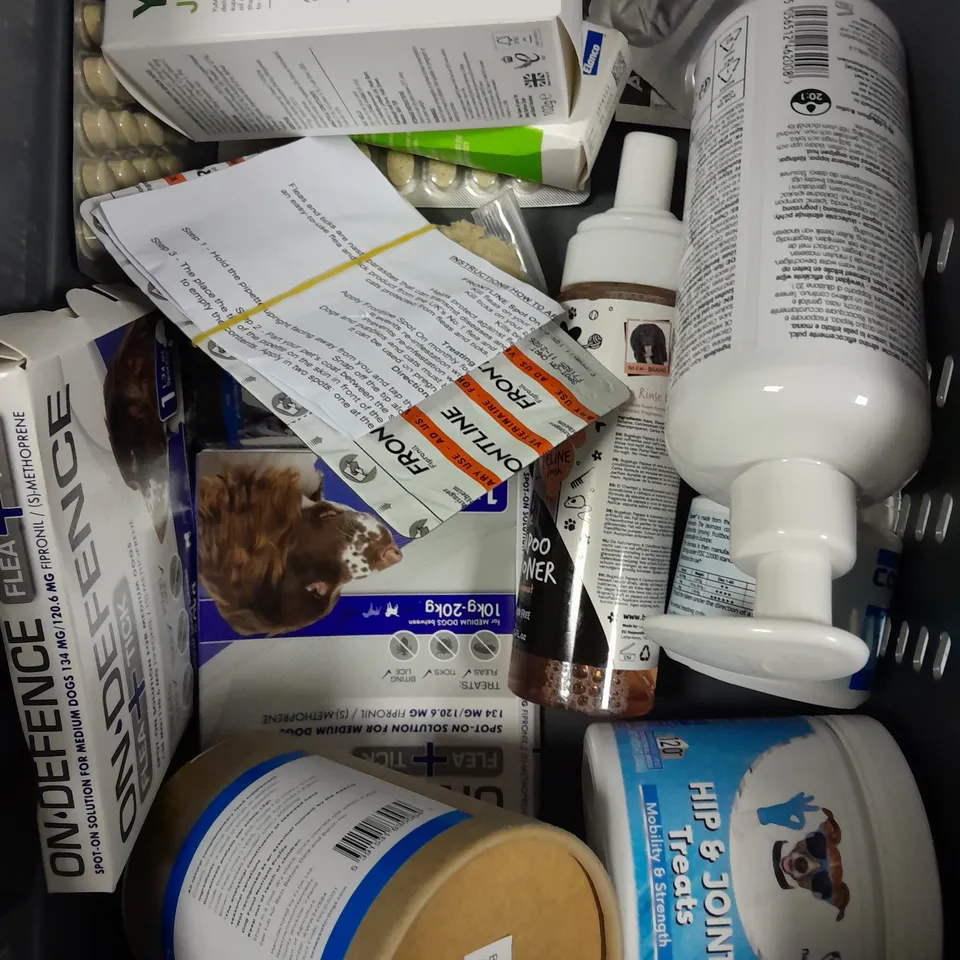 APPROXIMATELY 20 ASSORTED PET CARE PRODUCTS TO INCLUDE SHAMPOO, WORMER, JOINT CARE TABLETS ETC 