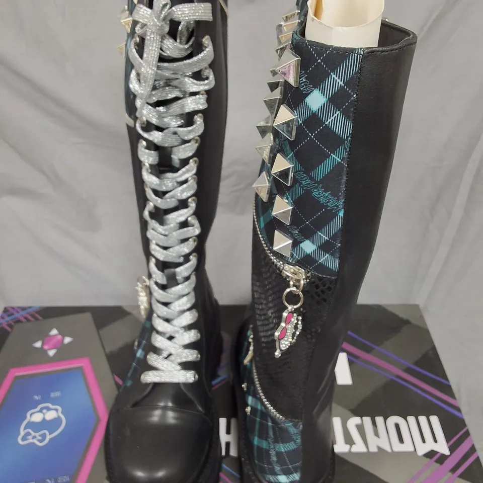 BOXED KOI FRANKIE STEIN FIRECRACKER LONG PLATFORM BOOTS IN GREEN - UK 5