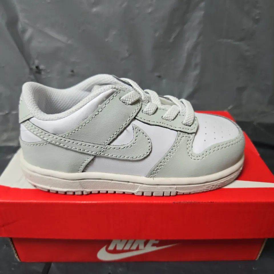 BOXED PAIR OF NIKE DUNK LOW (TDE) CHILDRENS TRAINERS IN WHITE/GREY - SIZE 8C