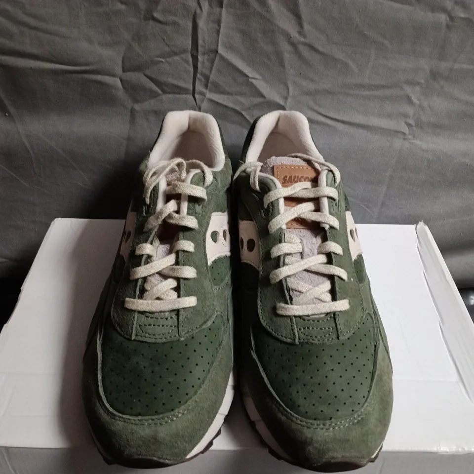 BOXED PAIR OF SAUCONY ORIGINALS GREEN SUEDE SNEAKERS – UK SIZE 8.5
