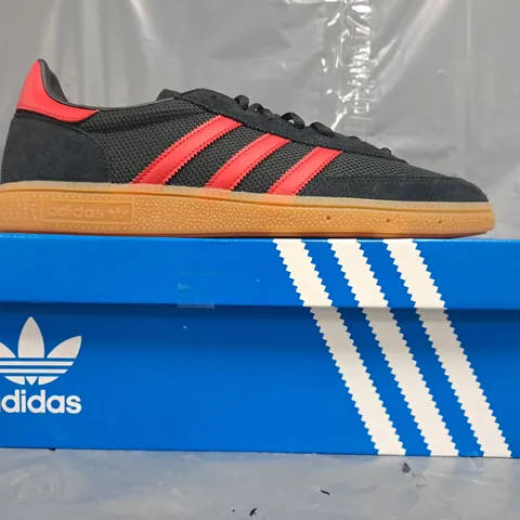 BOXED PAIR OF ADIDAS HANDBALL SPEZIAL SHOES IN BLACK/RED SIZE UK 11